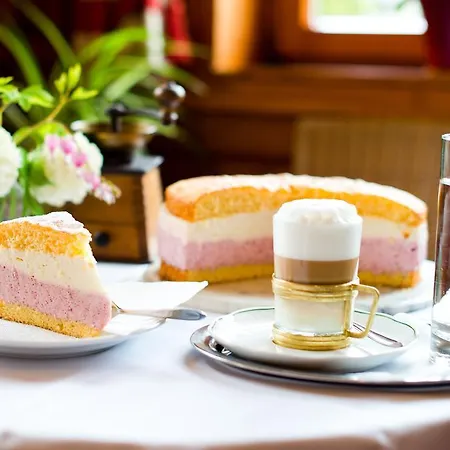 Alojamento de Acomodação e Pequeno-almoço Dorf Cafe Haus im Ennstal